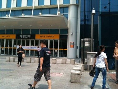 본문 이미지 - 5월 13일 정오께 이마트 성수점 정문앞. © News1 