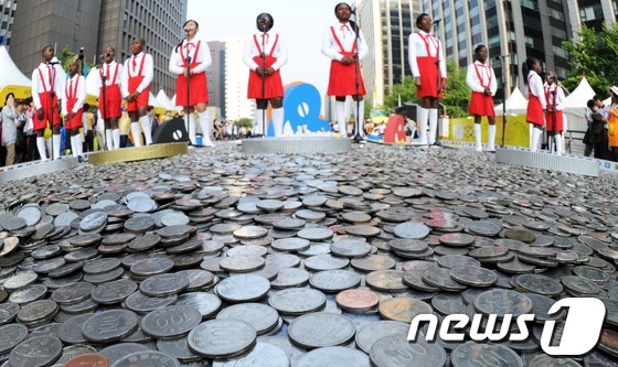 (서울=뉴스1) 오대일 기자 = 13일 서울 청계광장에서 열린 지구촌아동돕기 '사랑의 동전밭' 수확 행사에서 아이티 지진피해 고아들로 구성된 합창단 어린이들이 사랑과 평화의 메시지 …
