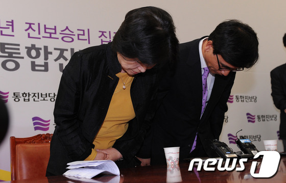 (서울=뉴스1) 양동욱 기자 = 통합진보당 심상정 중앙위원회 의장과 유시민 부의장이 13일 오후 서울 여의도 국회 의정지원단에서 중앙위원회 폭력사태와 관련 중앙위 의장단 기자간담회 …