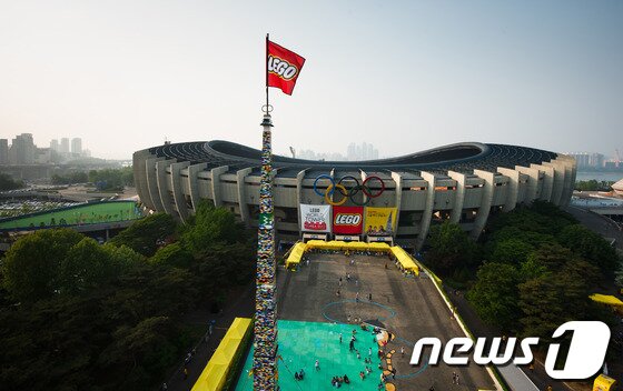 본문 이미지 - 13일 오후 서울 잠실 종합운동장 호돌이광장에서 열린 '레고 80주년 기념 월드타워 이벤트'에서 31.90m로 기네스 세계 기록 경신에 성공한 월드타워 위에 레고 깃발이 바람에 흔들리고 있다. 덴마크 브릭 장난감 브랜드 레고 코리아가 개최한 '레고 월드 타워' 이벤트에는 31.90m 의 높이로 종전 프랑스에서 세운 기네스 기록인 31.60m를 뛰어넘어 세계 기록을 경신했다. 이번 행사는 레고 탄생 80주년과 여수 엑스포 덴마크관 홍보를 위해 마련됐다. 2012.5.13/뉴스1 © News1   유승관 기자