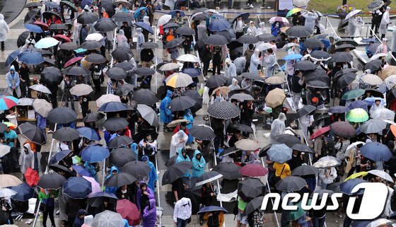 본문 이미지 - 블리자드 엔터테인먼트의 디아블로3 출시를 하루 앞둔 14일 오전 서울 성동구 왕십리 민자역사 비트플렉스 앞 광장에 한정판을 구매하기 위한 시민들이 우산을 쓰고 줄을 서서 대기하고 있다. 2012.5.14/뉴스1 © News1 양동욱 기자