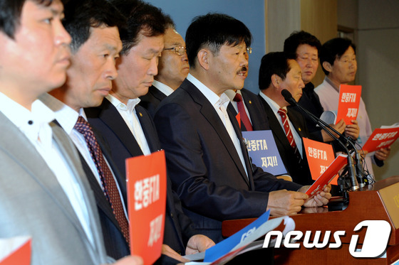 (서울=뉴스1) 박정호 기자 = 민주통합당 김춘진 의원과 농수축산연합회ㆍ한국농민연대가 14일 오전 서울 여의도 국회 정론관에서 '농어업 말살 시도, 한중FTA 1차 협상 규탄' 기 …