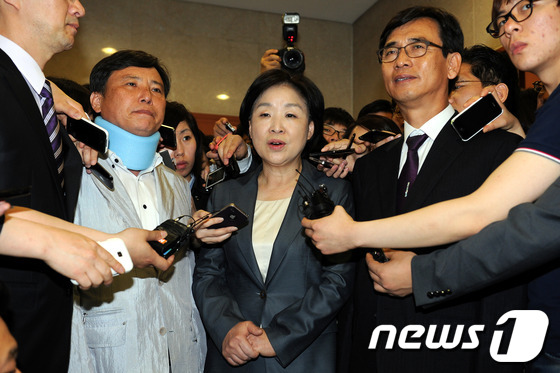 (서울=뉴스1) 이광호 기자 = 통합진보당 조준호,심상정,유시민 공동대표가 14일 서울 여의도 국회의사당 정론관에서 대표직 사퇴의사를 밝히는 기자회견을 마친뒤 취재진의 질문에 답하 …