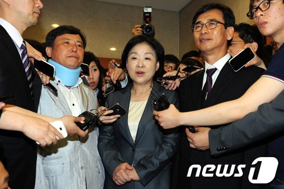 사퇴 기자회견 마친 통합진보당 공동대표들