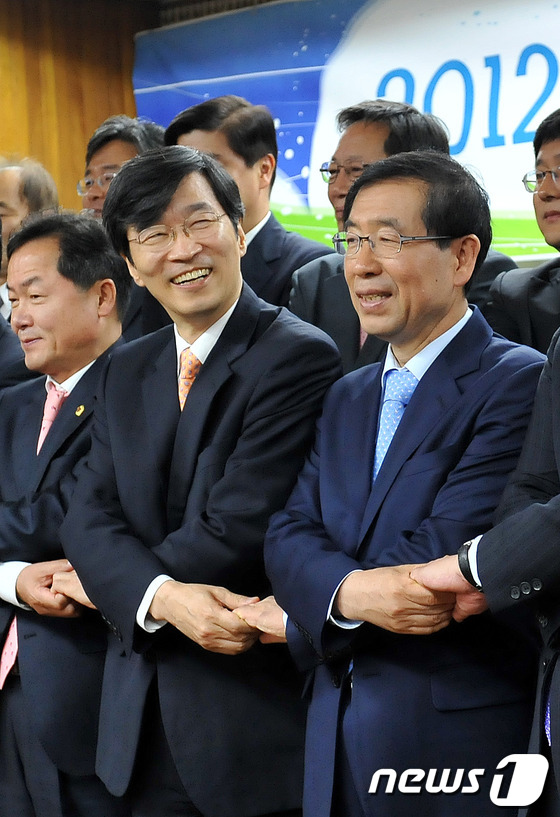 (서울=뉴스1) 박지혜 기자 = 박원순 서울시장과 곽노현 서울시교육감이 14일 오전 서울 종로구 교육청에서 열린 '서울 교육 희망 공동선언식'에서 두 손을 맞잡고 있다. (서울시 …
