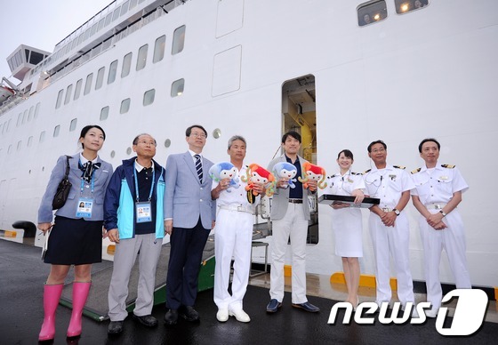 (여수=뉴스1) 박철중 기자 = 2012 여수세계박람회 열리고 있는 14일 오후 전남 여수시 덕충동 박람회장 내 크루즈 선착장에 국제 크루즈로는 첫 입항한 日선적 퍼시픽비너스호(2 …