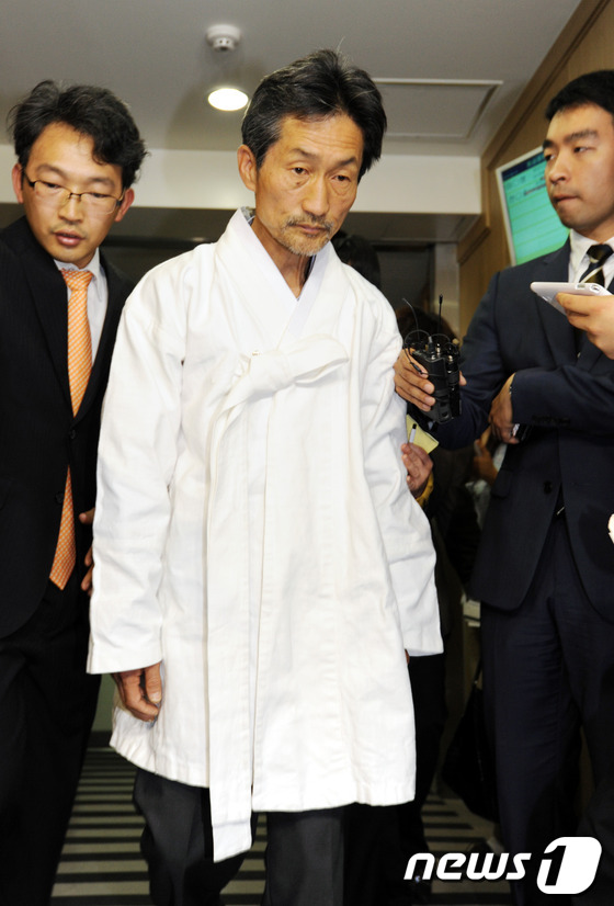 (서울=뉴스1) 박세연 기자 = 14일 오후 통합진보당사 앞에서 40대 남자 당원 박모씨가 분신자살을 시도해 서울 영등포 한강성심병원 중환자실에서 치료를 받고 있는 가운데 통합진보 …