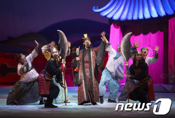 (서울=뉴스1) 박세연 기자 = 14일 서울교육문화회관 대극장에서 무대에 오르고 있는 어린이 창작 뮤지컬 'Why?마법학교:마법사와 쫓겨난 임금'에서 배우들이 열연을 펼치고 있다. …
