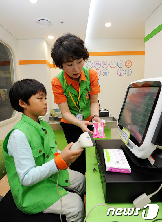 (성남=뉴스1) 박지혜 기자 = 15일 오전 성남 분당구 한국잡월드 어린이체험관 슈퍼마켓을 찾은 어린이가 직업체험을 하고 있다. 한국잡월드는 어린이와 청소년에게 직업세계 체험 기회 …