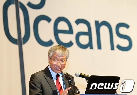 (여수=뉴스1) 박철중 기자 = 제2회 기후변화 국제심포지엄 개막식이 15일 오전 전남 여수시 덕충동 2012 여수세계박람회 엑스포홀에서 열린 가운데 강정극 한국해양연구원장이 개회 …