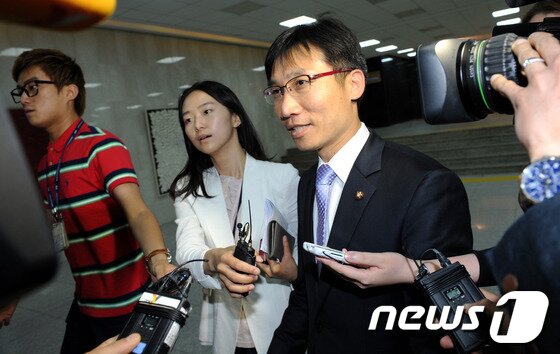 본문 이미지 - 통합진보당 이상규 당선자가 15일 오후 서울 여의도 국회에서 당선자 간담회가 취소되자 의정지원단 밖으로 나와 의사당 건물을 나서고 있다. 한편 전날 당 중앙위원회는 온라인 투표를 통해 비례대표 당선자들의 총사퇴를 의결했으며, 강기갑 의원을 혁신비대위원장으로 하는 비대위 구성안을 가결했다. 2012.5.15/뉴스1 © News1 박정호 기자