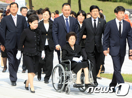 (광주=뉴스1) 김태성 기자 = 이희호 김대중 평화센터 이사장이 15일 오후 광주 국립 5·18 묘지를 참배하고 5월 영령의 넋을 기렸다. 16일 광주서 열리는 '2012년 세계인 …