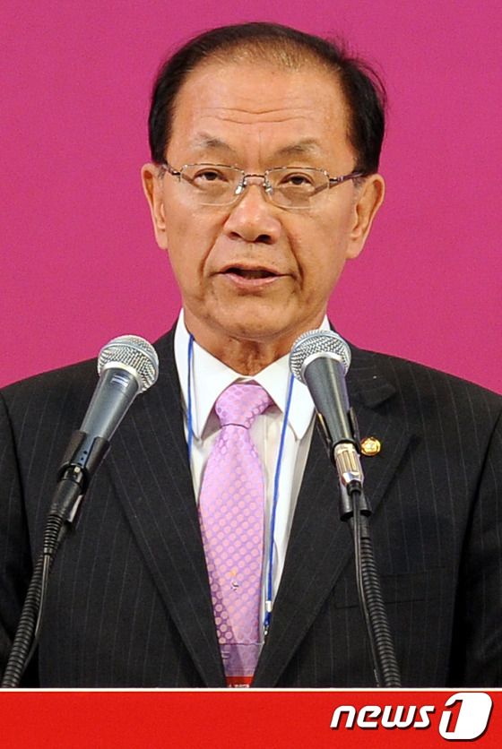 (고양=뉴스1) 이광호 기자 = 새누리당이 15일 오후 경기도 고양시 일산 킨텍스에서 새 당대표와 최고위원 선출을 위한 제1차 전당대회를 개최했다. 대표최고위원에 도전장을 던진 황 …