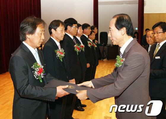 본문 이미지 - 김신호 대전시교육감이 스승의 날 기념식에서 교원들에게 시상하고 있다.(사진제공=대전교육청)© News1  