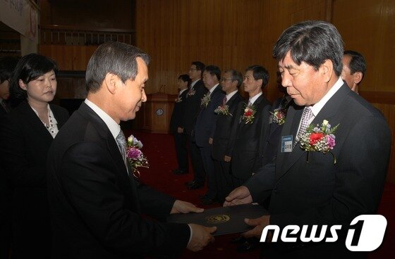 본문 이미지 - 김종성 충남교육감이 스승의 날 기념식에서 교원들에게 시상하고 있다.(사진제공=충남교육청)© News1  