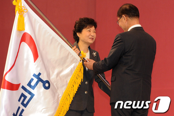 (고양=뉴스1) 이광호 기자 = 새누리당이 15일 오후 경기도 고양시 일산 킨텍스에서 새 당대표와 최고위원 선출을 위한 제1차 전당대회를 개최했다. 당대표로 선출된 황우여 후보가 …