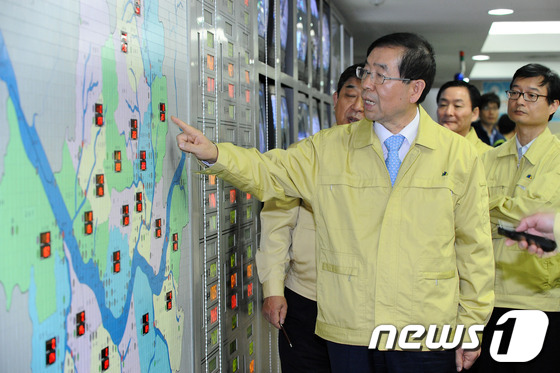 (서울=뉴스1) 한재호 기자 = 박원순 서울시장이 15일 오후 서울 남산 서울종합방재센터에 설치된 서울시 재난안전대책본부를 찾아 2012년 수해안전대책에 대한 보고를 받고 있다.( …