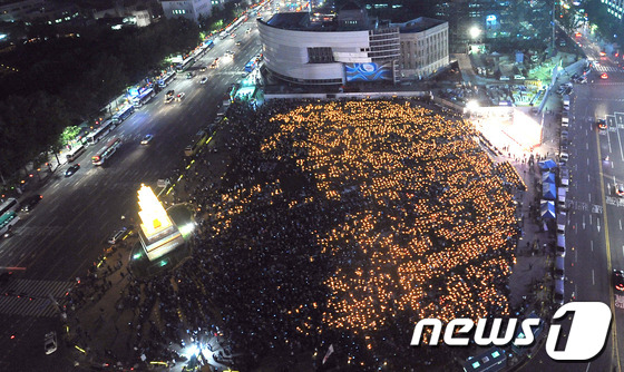 (서울=뉴스1) 양동욱 기자 = 15일 오후 서울 중구 서울광장에서 금융노조 주최로 전국 금융노동자대회가 열리고 있다. 이날 참석자들은 2012 임단투 승리와 우리금융 독자생존 민 …