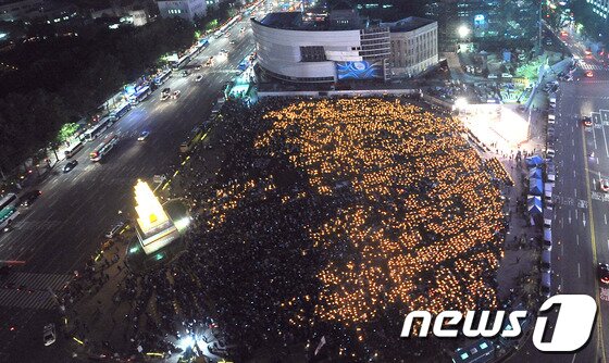 본문 이미지 - 15일 오후 서울 중구 서울광장에서 금융노조 주최로 전국 금융노동자대회가 열리고 있다. 이날 참석자들은 2012 임단투 승리와 우리금융 독자생존 민영화 쟁취 등을 외쳤다. 2012.5.15/뉴스1 © News1 양동욱 기자