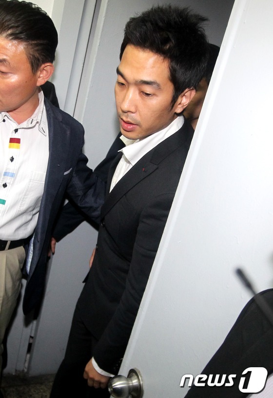 (서울=뉴스1) 머니투데이 홍봉진 기자 = 미성년자 성폭행 혐의를 받고 있는 가수 겸 방송인 고영욱이 10시간의 경찰 조사를 마치고 15일 자정 무렵 귀가하고 있다. 고영욱은 조사 …