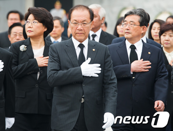 (서울=뉴스1) 유승관 기자 = 황우여 새누리당 신임대표와 이한구 원내대표를 비롯한 지도부들이 16일 오전 서울 동작동 현충원을 찾아 참배하고 있다. 2012.5.16/뉴스1