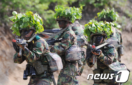 (괴산=뉴스1) 양동욱 기자 = 육군이 초임 장교들의 자질 향상을 위해 올해 처음 '임관종합평가'제도를 도입한 가운데 16일 오후 충북 괴산군 학생중앙군사학교에서 학사 및 여군사관 …