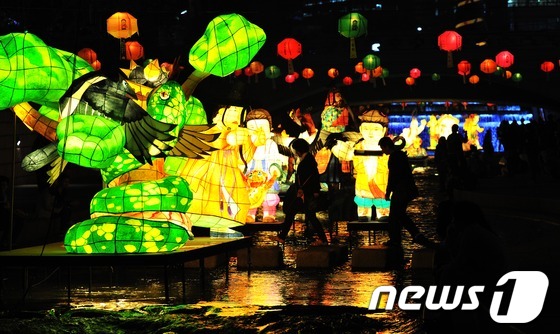 (서울=뉴스1) 오대일 기자 = 부처님오신날(5월 28일)을 앞둔 16일 저녁 서울 청계천에 설치된 오색 연등과 조형물들이 환하게 불을 밝히고 있다. 2012.5.16/뉴스1