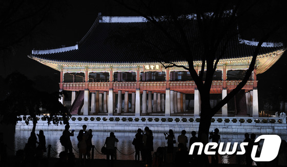 (서울=뉴스1) 양동욱 기자 = 문화재청이 경복궁 야간개장을 시작한 첫날인 16일 저녁 경복궁 경회루에 시민들이 사진촬영을 하며 즐거운 시간을 보내고 있다. 경복궁은 오늘(16일) …