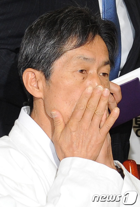 (서울=뉴스1) 이광호 기자 = 통합진보당 강기갑 혁신비대위원장이 17일 오전 국회에서 열린 혁신비상대책위원회의에 참석해 생각에 잠겨있다.2012.5.17/뉴스1