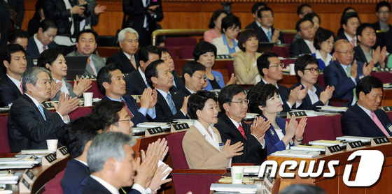 (서울=뉴스1) 이종덕 기자 = 17일 서울 여의도 국회의사당에서 열린 19대국회 초선의원 의정연찬회에 참석한 초선 당선자들이 인사하는 국회사무처 직원들에게 박수를 치고 있다. 2 …