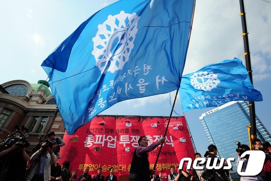 (서울=뉴스1) 한재호 기자 = 서울 시내버스 노사 간 최종협상이 결렬로 마무리된 17일 오후 서울역 광장에서 서울시버스노동조합 총파업 출정식이 벌어지는 가운데 서울역 버스환승장에 …