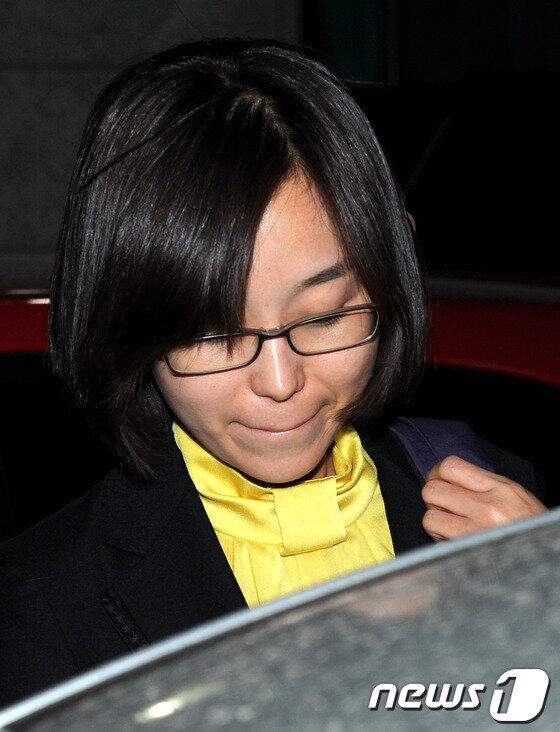 본문 이미지 - 사퇴 압박을 받고 있는 김재연 통합진보당 비례대표 당선자가 17일 오후 서울 모처에서 강기갑 혁신비대위원장과 만난 뒤 굳은 표정으로 밖으로 나와 차량에 오르고 있다. 2012.5.17/뉴스1 © News1 박정호 기자