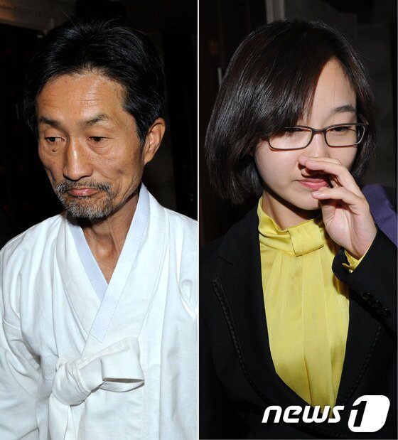 본문 이미지 - 강기갑 통합진보당 혁신비대위원장(사진 왼쪽)과 사퇴 압박을 받고 있는 김재연 비례대표 당선자가 17일 오후 서울 모처에서 회동 후 굳은 표정을 보이며 밖으로 나오고 있다. 2012.5.17/뉴스1 © News1 박정호 기자