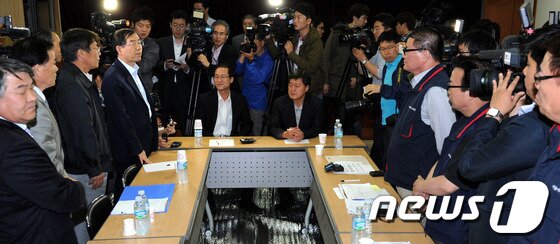 본문 이미지 - 박원순 서울시장이 18일 새벽 서울 동자동 서울버스노조회관에서 열린 노사 막판 협상장에 전격 방문해 