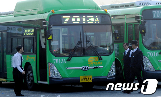 (서울=뉴스1) 박정호 기자 = 서울시내버스 노사가 막판 협상 타결을 이룬 18일 오전 서울 은평공영차고지에서 버스 기사들이 운행을 나가고 있다. 이날 새벽 3시 박원순 서울시장이 …