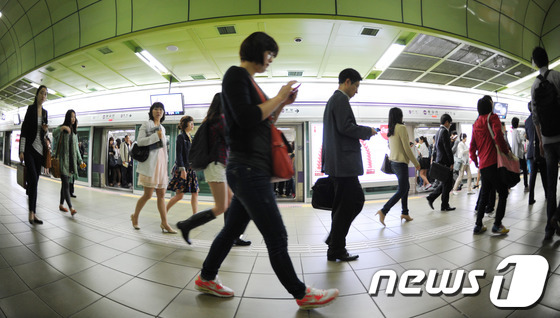 (서울=뉴스1) 박지혜 기자 = 서울시내버스 노사협상이 새벽에 극적으로 타결된 18일 오전 서울 지하철 5호선을 이용하는 시민들이 출근길에 오르고 있다. 서울시버스노동조합과 서울버 …