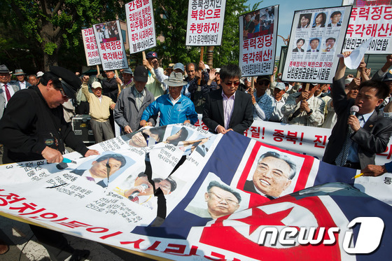(서울=뉴스1) 유승관 기자 = 어버이연합 등 보수단체 회원들이 18일 오후 서울 여의도 국회의사당 앞에서 부정경선, 폭력사태 등으로 얼룩진 통합진보당 제19대 국회의원 당선자들을 …