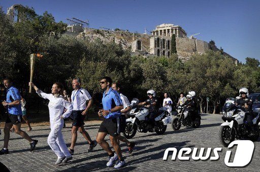 본문 이미지 - 16일(현지시간) 그리스 아테네 아크로폴리스에서 성화가 봉송되고 있다. © AFP=News1 