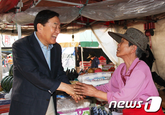 (서울=뉴스1) 이동원 기자 = 이재오 새누리당 국회의원이 18일 경북 청송군 진보면에서 열린 5일장에서 시민들을 만나고 있다. (이재오의원실 제공) 2012.5.18/뉴스1