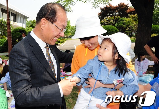 (서울=뉴스1) 한재호 기자 = 새누리당 황우여 신임 대표가 19일 오전 서울 여의도 국회 헌정기념관 앞에서 열린 '새누리가족 그림그리기 대회'를 찾아 참석한 어린이, 가족들과 인 …