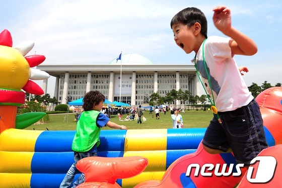 (서울=뉴스1) 한재호 기자 = 제 19대 국회 개원을 앞두고 있는 19일 오전 서울 여의도 국회의사당 앞에서 열린 '국회 동심한마당' 행사를 찾은 어린이들이 즐거운 시간을 보내고 …