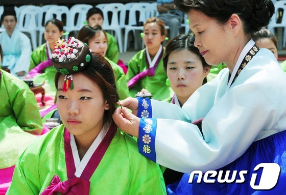 (서울=뉴스1) 이정선 기자 = 성균관대가 19일 오전 서울 종로구 성균관대 명륜당에서 제40회 전통 성년례를 진행하고 있다. 이날 행사는 아이의 복장에서 어른의 평상복을 갈아 입 …