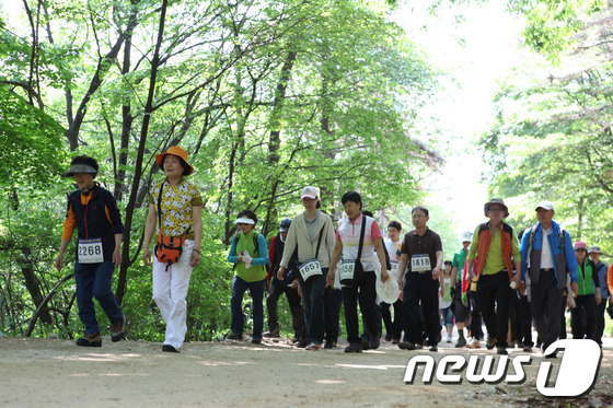 서울 강북구민 한마음 걷기대회 및 장애인 걷기대회가 열린 19일 오전 서울 북한산 우이령 일원에서 참가한 시민들이 우이령길을 걸으며 즐거워하고 있다.(강북구 제공) 2012.5.1 …