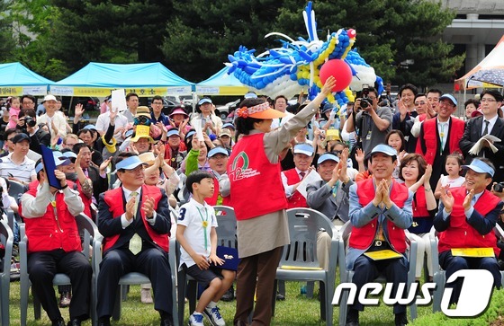 (서울=뉴스1) 한재호 기자 = 새누리당 박근혜 전 비대위원장이 19일 오후 서울 여의도 국회의사당 앞에서 열린 '국회 동심한마당' 행사에 참석해 인사하고 있다. 2012.5.19 …