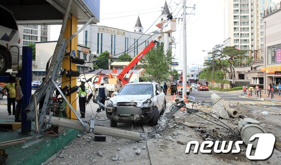 본문 이미지 - 19일 오후 2시30분께 광주시 남구 봉선동 한 도로에서 레미콘 트럭이 인근 차량과 전봇대를 들이받아 4명이 숨졌다. 전봇대가 쓰러지면서 인근 차량 정비소가 아수라장이 됐다. © News1 김태성 기자