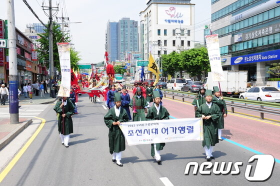 본문 이미지 - 동구릉문화제 '어가(御街)행렬' 재현 모습. /사진=구리시 제공 © News1  