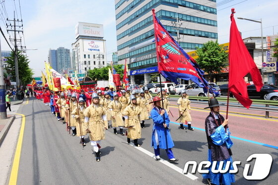 본문 이미지 - 동구릉문화제 '어가(御街)행렬' 재현 모습. /사진=구리시 제공 © News1  