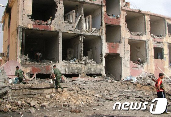 본문 이미지 - 19일(현지시간) 데이르 에조르 지역에서 발생한 자살 폭탄 테러 현장.(SANA).© AFP=News1 