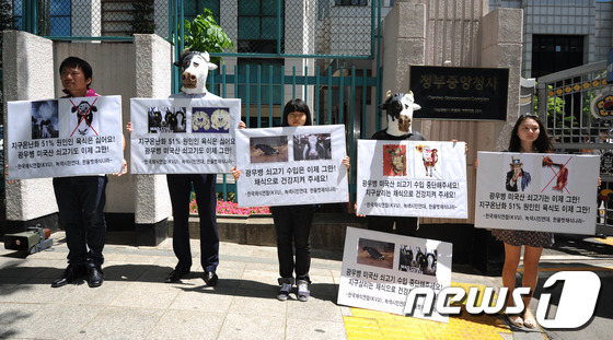 (서울=뉴스1) 박지혜 기자 = 2일 오후 서울 세종로 정부중앙청사 후문에서 열린 '광우병 미국산 쇠고기 수입 중단 및 채식권장' 기자회견에서 참가자들이 육식 반대 손팻말을 들고 …