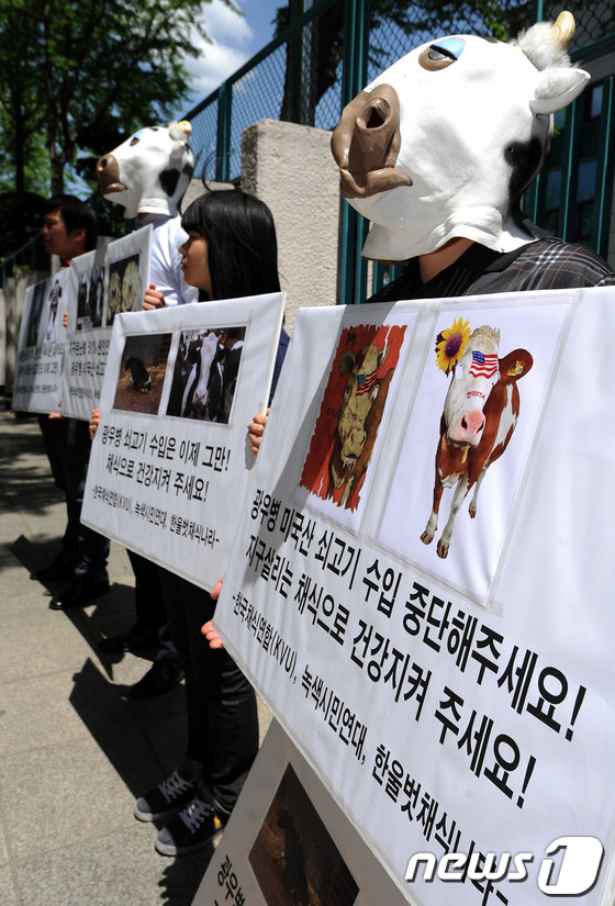 (서울=뉴스1) 박지혜 기자 = 2일 오후 서울 세종로 정부중앙청사 후문에서 열린 '광우병 미국산 쇠고기 수입 중단 및 채식권장' 기자회견에서 참가자들이 육식 반대 손팻말을 들고 …